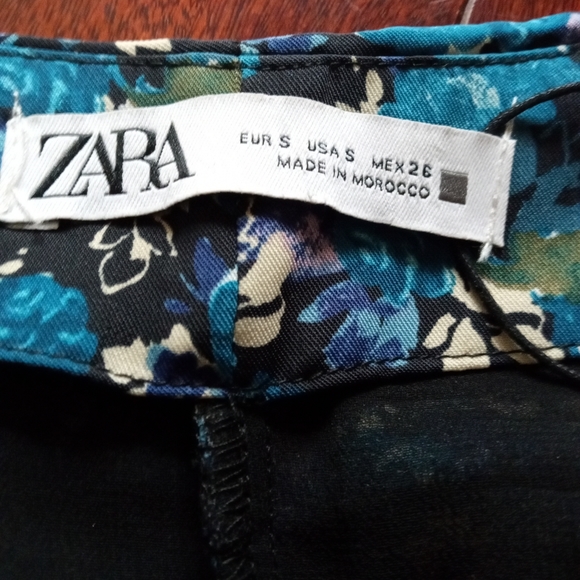 SOLD🚫 FLORAL MINI SKIRT - Picture 7 of 8